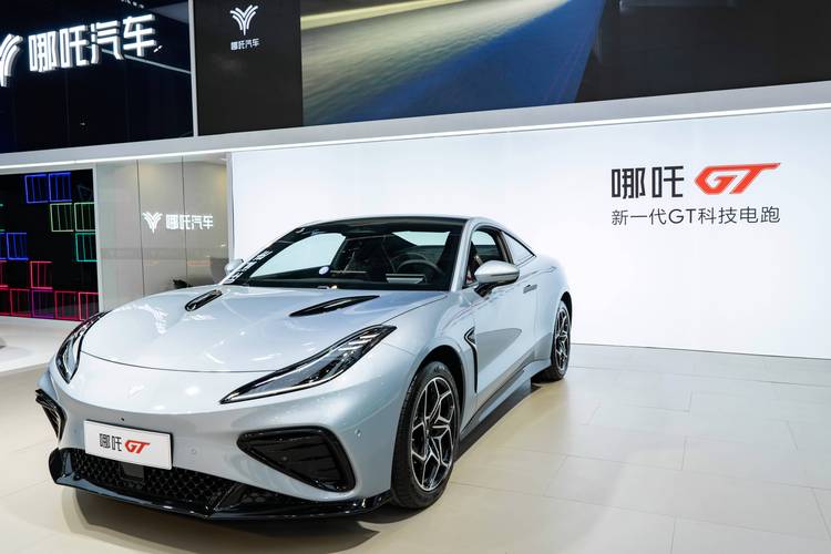 深圳152哪吒汽车在智能汽车领域的表现，领途汽车在新能源汽车市场中的影响力